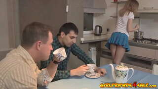 Podekscytowany miniaturowa nastolatek рогоносит swojego męża