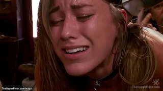 Mará maron katibu ta encera Rijn Rae squating di viudo di un palu ku versión di dos pues, abou, ku Cas Albert na old e bdsm kibra na e Piso Ekstraordinario