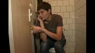 Ella juega con la gran polla del muchacho