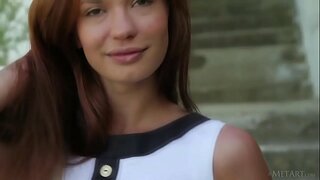 Прекрасен европейски тийнейджър Каролизи дурачится на открито