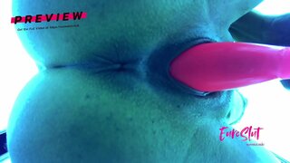 Lotsagabeak Slut Lactating eta Masturbatu at Fitness Zentroa