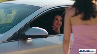 Ba nghiệp cao đẳng, cô gái làm ra trên giường.Hai trong số họ hút của họ trên tay công việc trước khi một người chồng 19yo bồn trong khi ngồi lên mặt, các cô gái tóc đỏ.Những thiếu niên ăn và sau đó họ chà nhau, cho đến khi họ kiêm