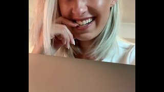 Kuring jadi Horny di Kantor jeung nu kuring fingered sorangan ka orgasme :-P