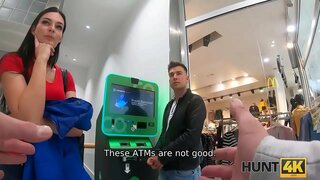 HUNT4K. Muž pozerá, ako jeho krásu dostane preniknutý cudzinec