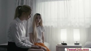 Kenzie Reeves sormet ja nuolee hänen Koulukaverinsa Anny Revontulia pillua Kenzie Reeves sormet ja nuolee hänen Koulukaverinsa Anny Revontulia pillua