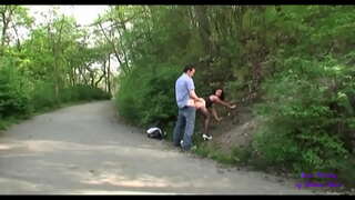 Эхлээд тэд бие биеэ барих бааранд, дараа нь тэд явж зөндөө олон нийтийн цэцэрлэг