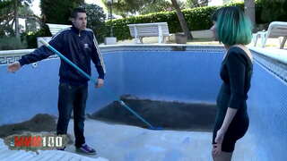 Emo کے نوجوان سبز بال کے ساتھ گہری بھاڑ میں جاؤ اور چہرے پر سہ