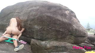 Porno zvijezda Manu Fox se bavi analnog seksa bez kondoma na javnoj plaži